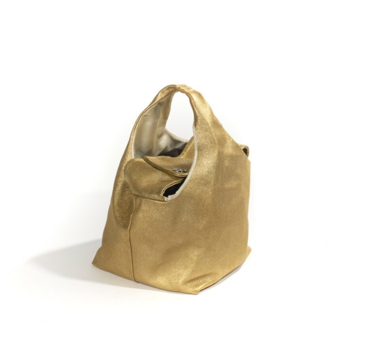 CHANEL - - Rare sac de la Collection Paris New York en cuir doré porté main ou…