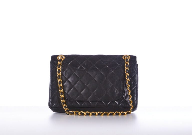 CHANEL - SAC "2:55" en cuir matelassé noir, garnitures en métal doré - 22 x 15…