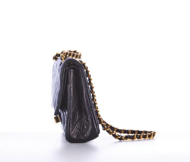 CHANEL - SAC "2:55" en cuir matelassé noir, garnitures en métal doré - 22 x 15…