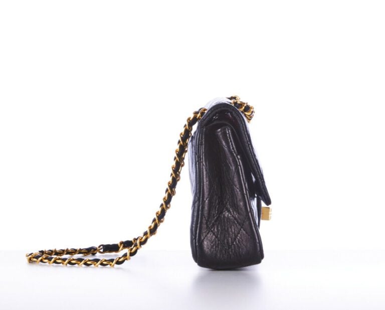 CHANEL - SAC "2:55" en cuir matelassé noir, garnitures en métal doré - 22 x 15…