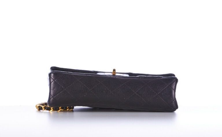 CHANEL - SAC "2:55" en cuir matelassé noir, garnitures en métal doré - 22 x 15…