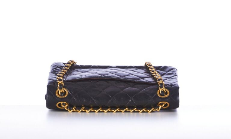 CHANEL - SAC "2:55" en cuir matelassé noir, garnitures en métal doré - 22 x 15…