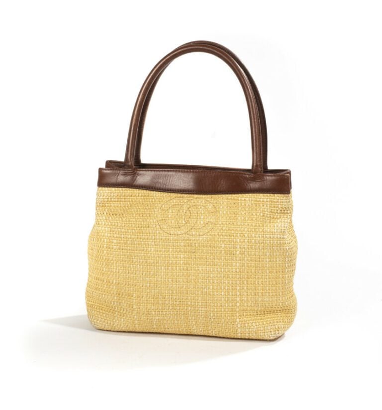 CHANEL - - Sac à main façon plage en cuir et osier porté main ou épaule. - - Un…