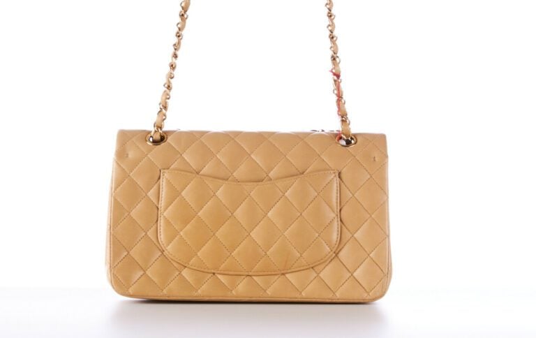 CHANEL - SAC "Timeless" en cuir matelassé cappuccino, garnitures en métal doré,…