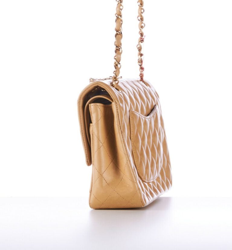 CHANEL - SAC "Timeless" en cuir matelassé cappuccino, garnitures en métal doré,…