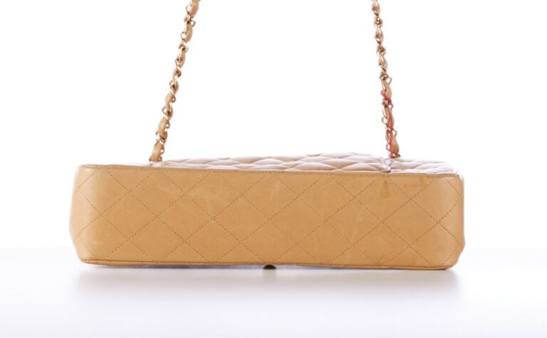 CHANEL - SAC "Timeless" en cuir matelassé cappuccino, garnitures en métal doré,…