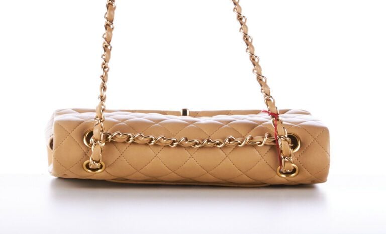 CHANEL - SAC "Timeless" en cuir matelassé cappuccino, garnitures en métal doré,…