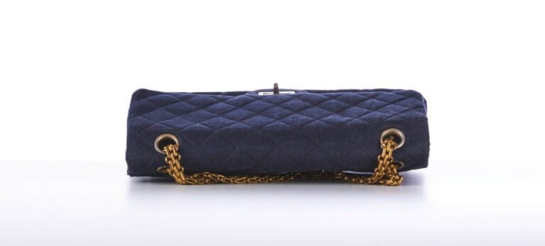 CHANEL vintage - 1960s/70s - SAC "2:55" en jersey matelassé marine, garnitures…