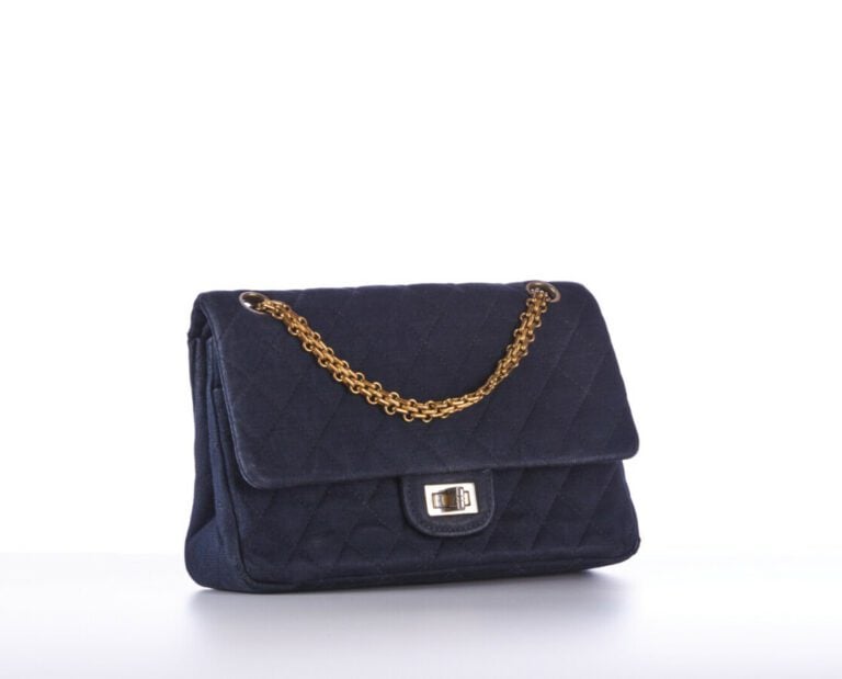 CHANEL vintage - 1960s/70s - SAC "2:55" en jersey matelassé marine, garnitures…