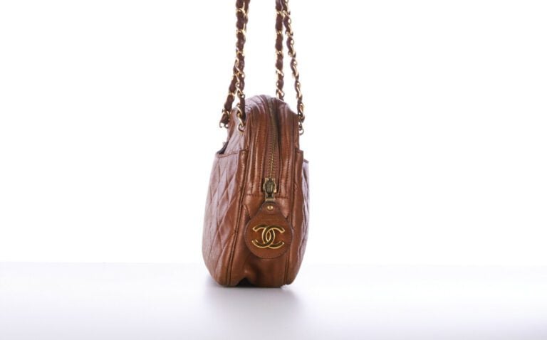 CHANEL vintage - SAC "Caméra" en cuir matelassé noisette, garnitures en métal d…