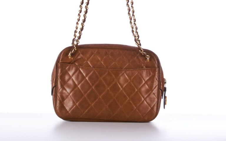 CHANEL vintage - SAC "Caméra" en cuir matelassé noisette, garnitures en métal d…