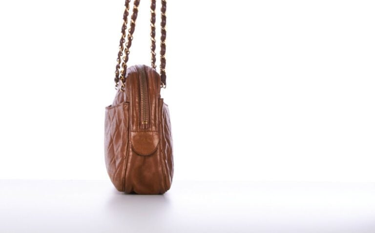CHANEL vintage - SAC "Caméra" en cuir matelassé noisette, garnitures en métal d…