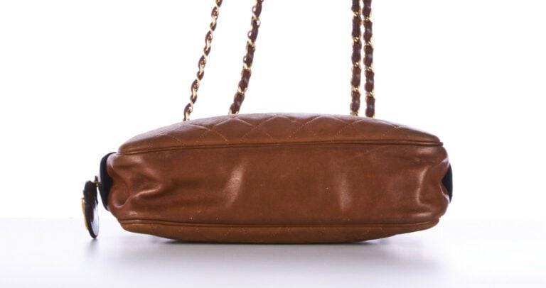 CHANEL vintage - SAC "Caméra" en cuir matelassé noisette, garnitures en métal d…
