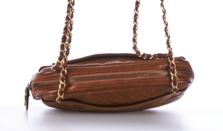 CHANEL vintage - SAC "Caméra" en cuir matelassé noisette, garnitures en métal d…