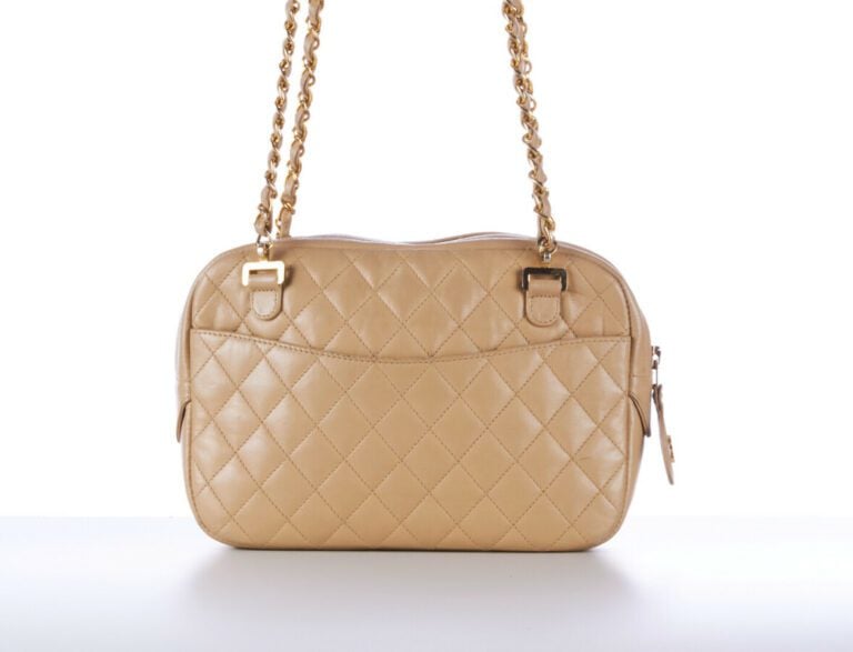 CHANEL vintage - SAC en cuir matelassé beige, garnitures en métal doré - 24 x 1…