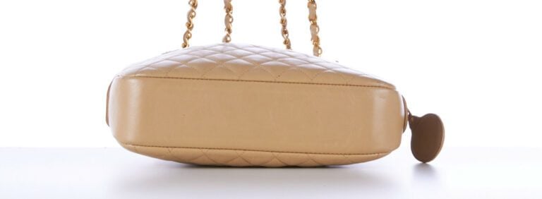 CHANEL vintage - SAC en cuir matelassé beige, garnitures en métal doré - 24 x 1…