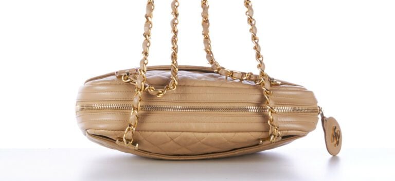 CHANEL vintage - SAC en cuir matelassé beige, garnitures en métal doré - 24 x 1…