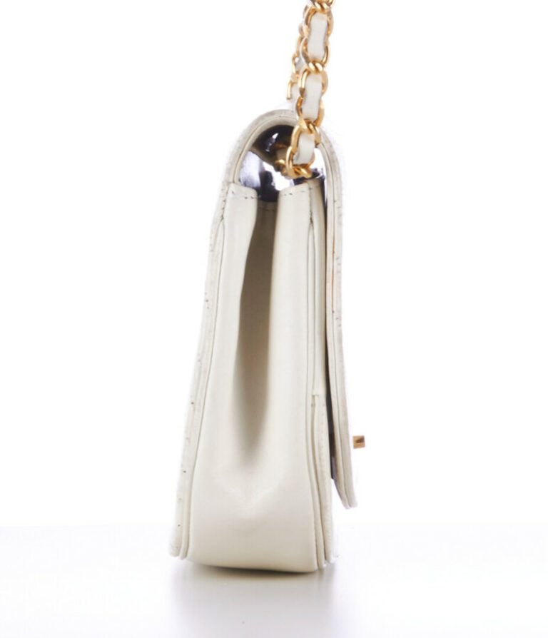 CHANEL vintage - SAC en cuir matelassé blanc cassé, garnitures en métal doré -…