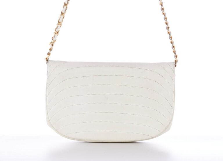 CHANEL vintage - SAC en cuir matelassé blanc cassé, garnitures en métal doré -…