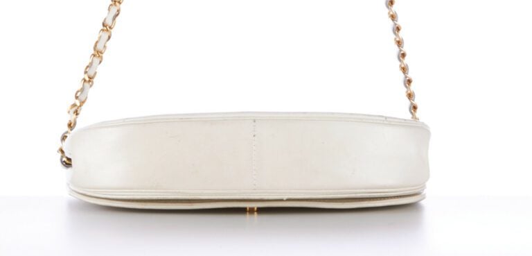 CHANEL vintage - SAC en cuir matelassé blanc cassé, garnitures en métal doré -…