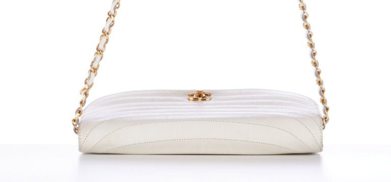 CHANEL vintage - SAC en cuir matelassé blanc cassé, garnitures en métal doré -…