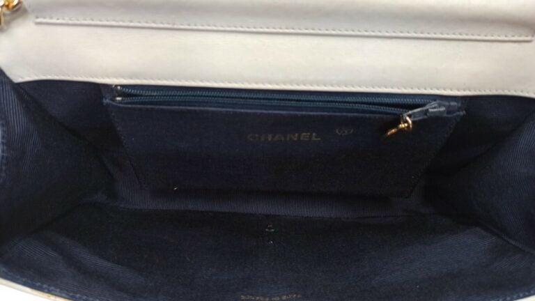 CHANEL vintage - SAC en cuir matelassé blanc cassé, garnitures en métal doré -…