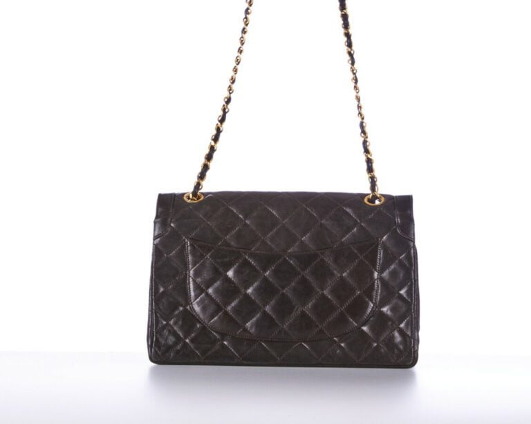 CHANEL vintage - SAC en cuir matelassé marron, garnitures en métal doré - 26 x…