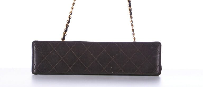 CHANEL vintage - SAC en cuir matelassé marron, garnitures en métal doré - 26 x…