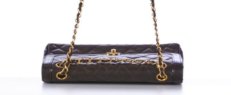 CHANEL vintage - SAC en cuir matelassé marron, garnitures en métal doré - 26 x…