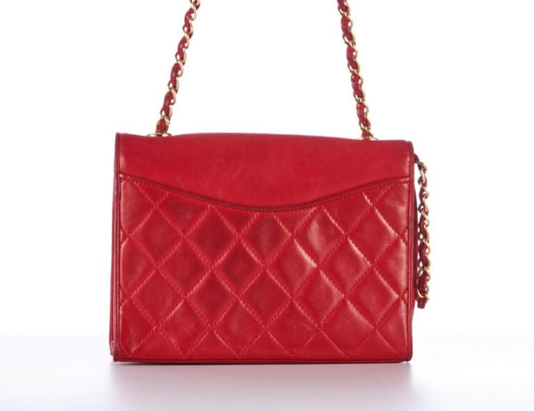 CHANEL vintage - SAC en cuir matelassé rouge, garnitures en métal doré - 20 X 1…