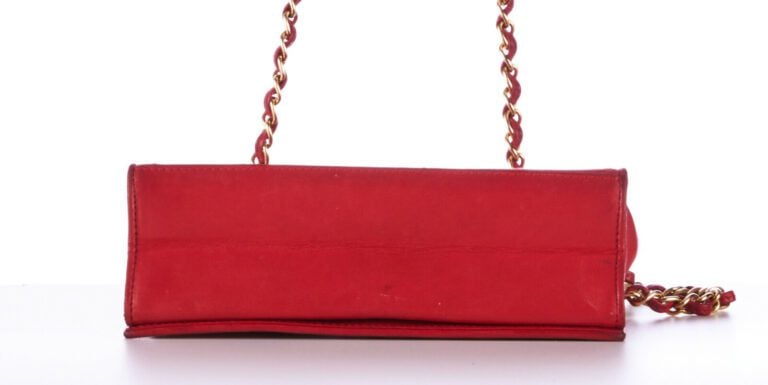 CHANEL vintage - SAC en cuir matelassé rouge, garnitures en métal doré - 20 X 1…