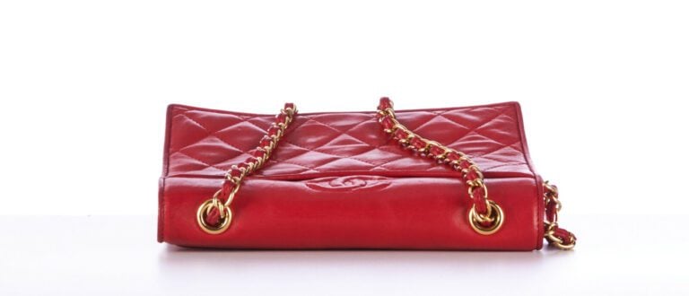 CHANEL vintage - SAC en cuir matelassé rouge, garnitures en métal doré - 20 X 1…