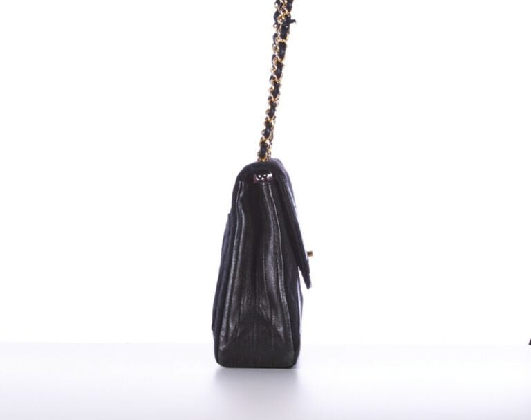 CHANEL vintage - SAC en jersey matelassé et cuir noir, garnitures en métal doré…