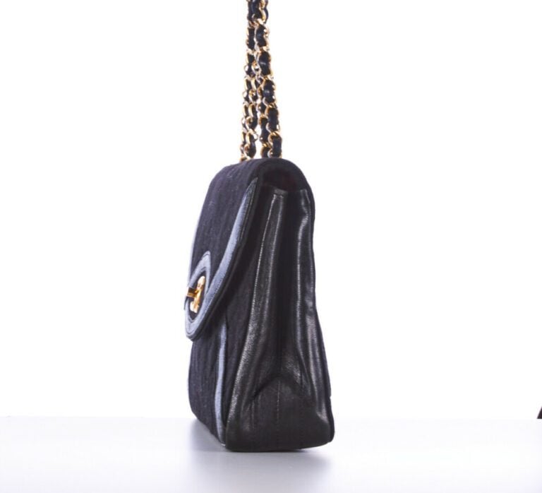 CHANEL vintage - SAC en jersey matelassé et cuir noir, garnitures en métal doré…