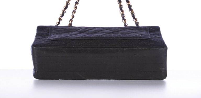 CHANEL vintage - SAC en jersey matelassé et cuir noir, garnitures en métal doré…