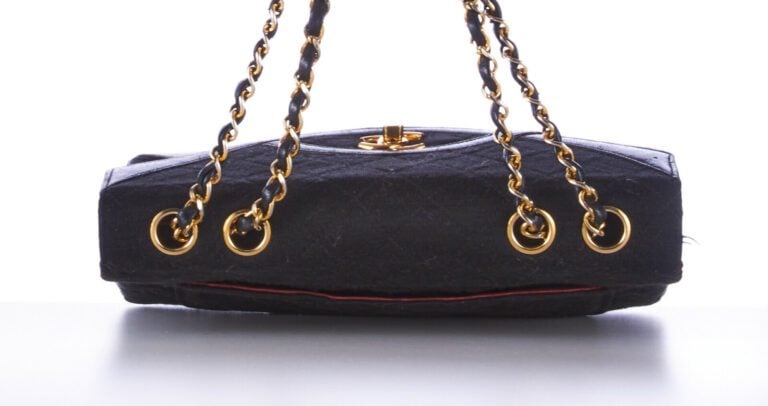 CHANEL vintage - SAC en jersey matelassé et cuir noir, garnitures en métal doré…