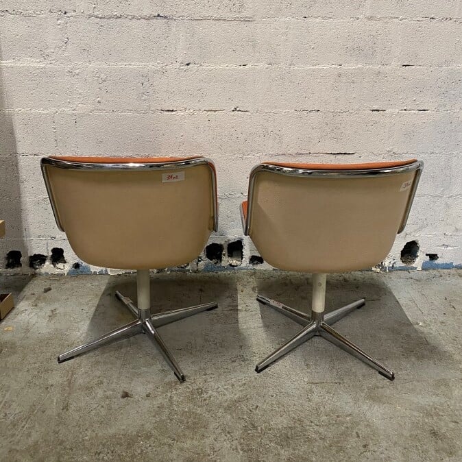 Charles POLLOCK (1930-2013) pour Knoll - Deux Chaises Pollock, coques en plasti…