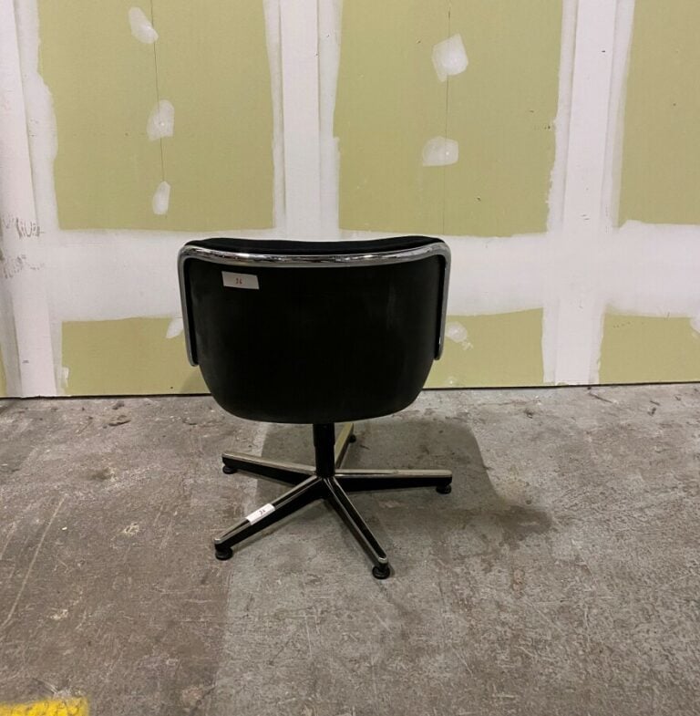 Charles POLLOCK (1930-2013) pour Knoll - Un Fauteuil Pollock, coque en plastiqu…