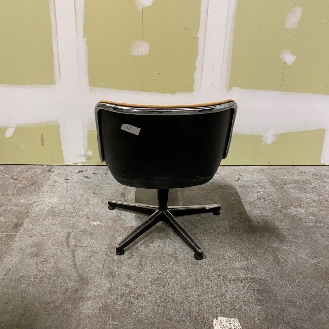 Charles POLLOCK (1930-2013) pour Knoll - Un Fauteuil Pollock, coque en plastiqu…