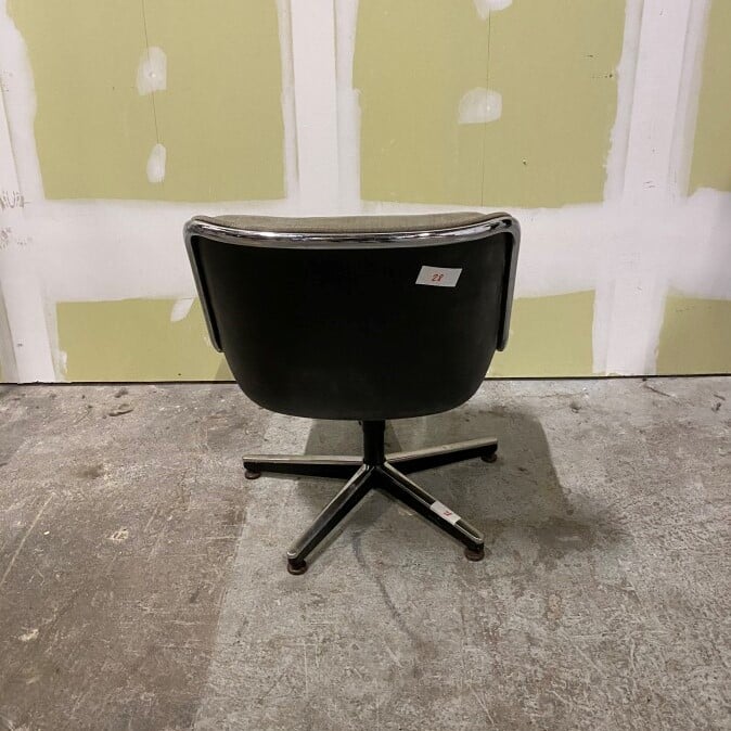 Charles POLLOCK (1930-2013) pour Knoll - Un Fauteuil Pollock, coque en plastiqu…
