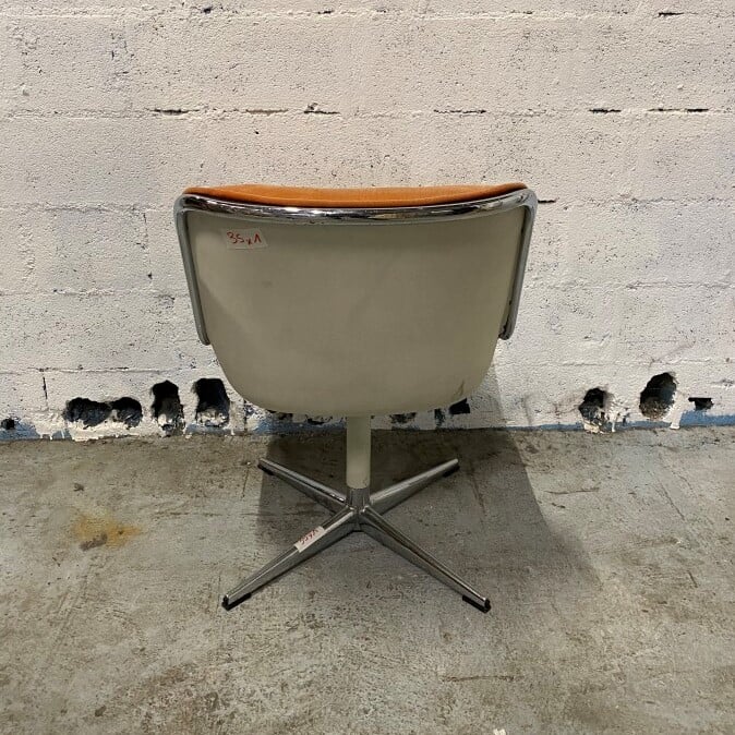 Charles POLLOCK (1930-2013) pour Knoll - Un Fauteuil Pollock, coque en plastiqu…