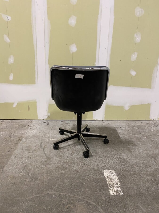 Charles POLLOCK (1930-2013) pour Knoll - Un Fauteuil Pollock, coque en plastiqu…