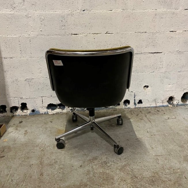 Charles POLLOCK (1930-2013) pour Knoll - Un Fauteuil Pollock, coque en plastiqu…