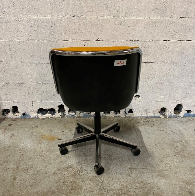 Charles POLLOCK (1930-2013) pour Knoll - Un Fauteuil Pollock, coque en plastiqu…