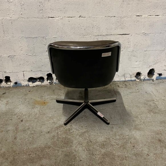 Charles POLLOCK (1930-2013) pour Knoll - Un Fauteuil Pollock, coque en plastiqu…