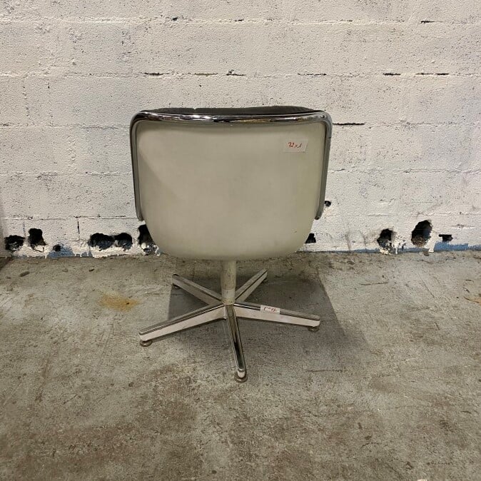 Charles POLLOCK (1930-2013) pour Knoll - Un Fauteuil Pollock, coque en plastiqu…