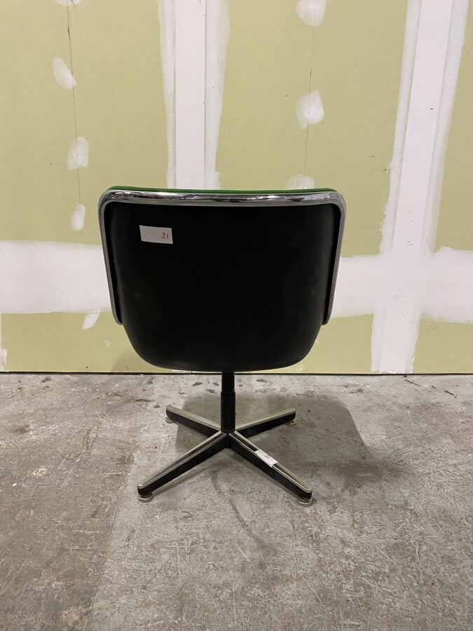 Charles POLLOCK (1930-2013) pour Knoll - Un Fauteuil Pollock, coque en plastiqu…