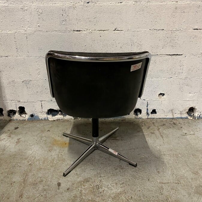 Charles POLLOCK (1930-2013) pour Knoll - Une chaise Pollock et son repose-pied,…