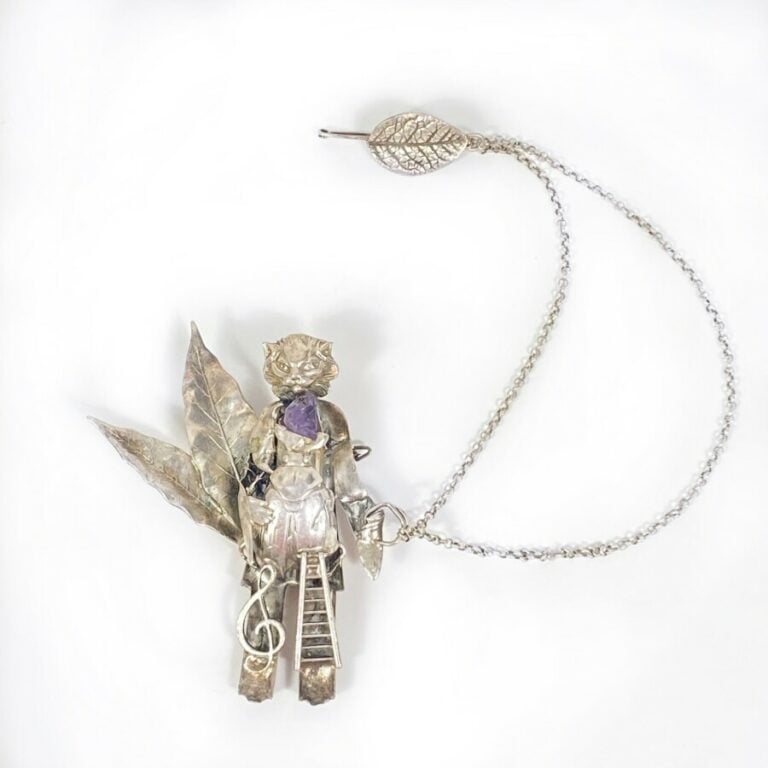 Chatelaine en métal argenté "Chat et scarabée"