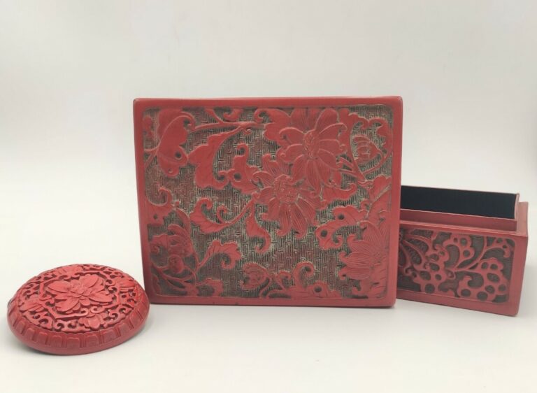 CHINE - Deux boîtes en laque de cinabre rouge - L'une rectangulaire, l'autre ci…